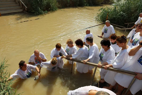 バプティズム サイトで巡礼者のグループでは、カスル ・ エル Yahud と呼ばれます。イスラエル — ストック写真