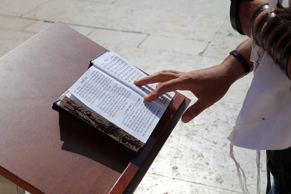 Hebreeuwse Bijbel bij de Klaagmuur in Jeruzalem — Stockfoto