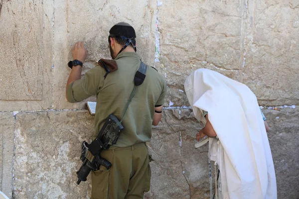 Oração dos soldados e judeus no Muro Ocidental em Jerusalém. Israel — Fotografia de Stock
