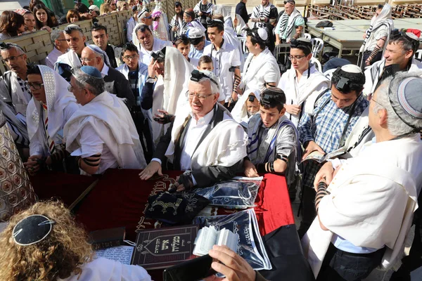 Bar Mitswa ceremonie bij de Klaagmuur in Jeruzalem oude stad. Israël — Stockfoto