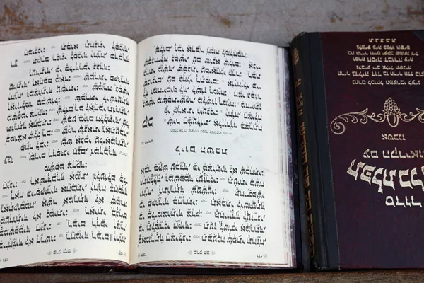 La Biblia hebrea en el Muro de los Lamentos en Jerusalén —  Fotos de Stock