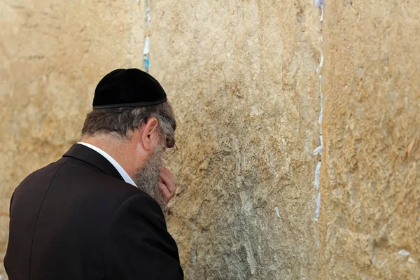 Homme juif orthodoxe au mur occidental de Jérusalem, Israël — Photo