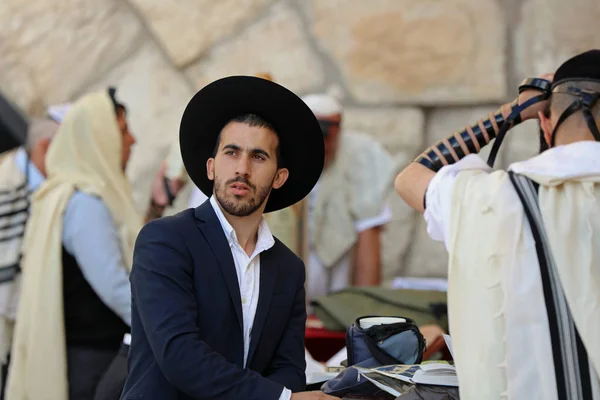 Homem Judeu Ortodoxo no Muro Ocidental em Jerusalém, Israel — Fotografia de Stock