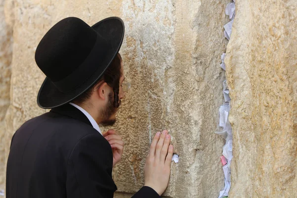 Hombre judío ortodoxo en el Muro Occidental en Jerusalén, Israel — Foto de Stock