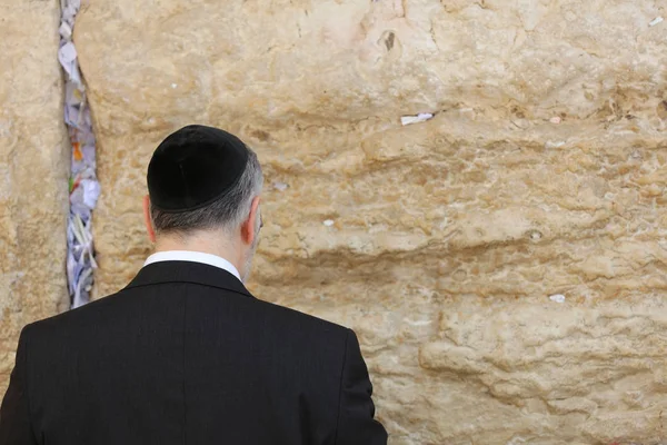 Orthodoxe joodse Man bij de Klaagmuur in Jeruzalem, Israël — Stockfoto
