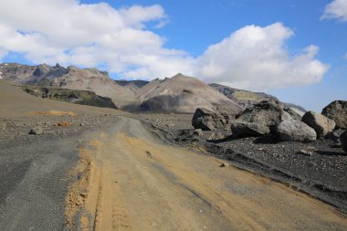 Toprak yol. İzlanda