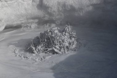 dumanı tüten çamur tencere