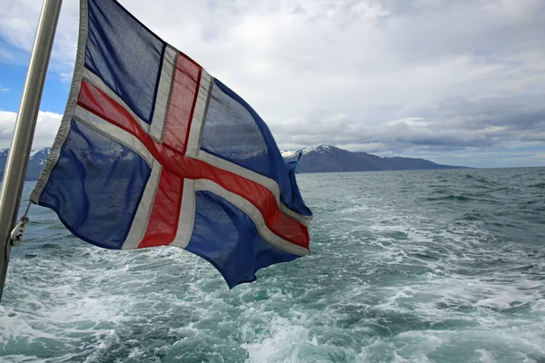 Bandeira islandesa em um barco — Fotografia de Stock