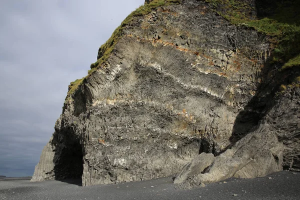 Halsanefshellir-Meereshöhle. Island — Stockfoto