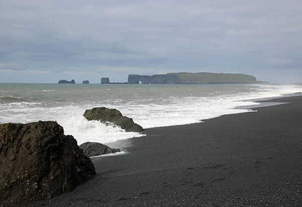 Reynisdrangar grot in IJsland — Stockfoto