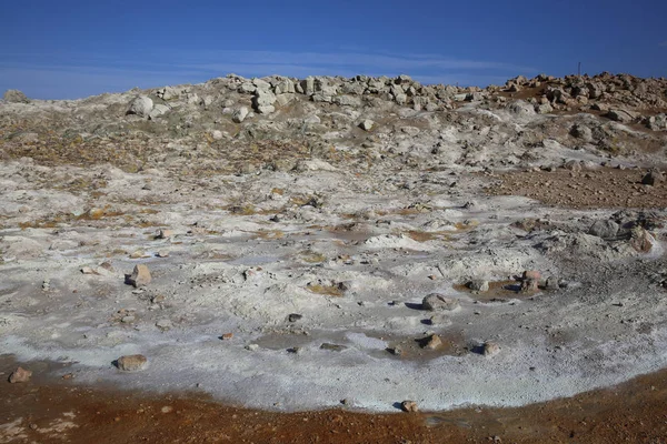 Geotermiska området i Namafjall Hverir. Island — Stockfoto