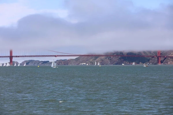 Golden Gate Bridge dans la baie de San Francisco — Photo