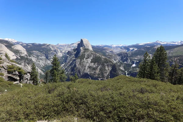 Meia cúpula no Parque Nacional de Yosemite — Fotografia de Stock