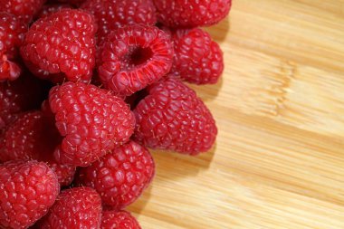 Ahududu ahşap kesme tahtası üzerinde