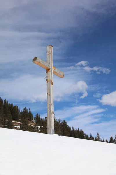 Croce su una collina — Foto Stock