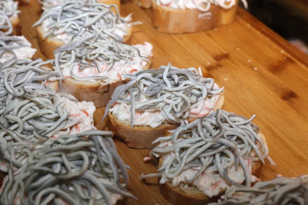 Bébé anguilles sur le marché à Madrid — Photo