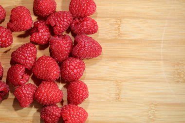 Kesme tahtasında taze organik ahududu