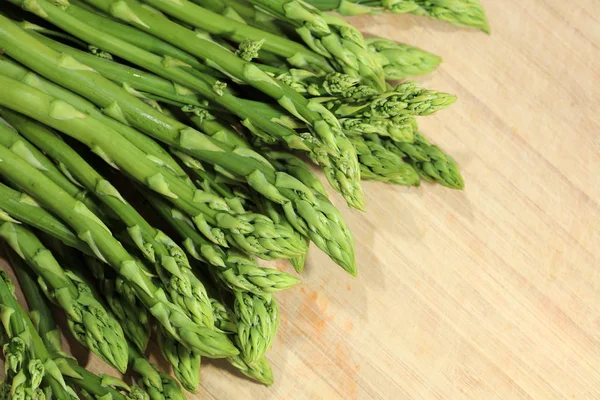 Green Asparagus Cutting Board — Stock Photo, Image