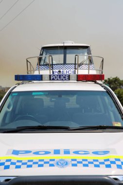 Bicheno, Avustralya - 6 Ocak 2013: Coles Bay yolundaki Polis ve Devlet Acil Servisi. İtfaiyeciler yolu kapatıp yangınları kontrol altına almaya çalışıyor. Tazmanya. Avusturalya