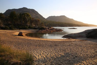 Freycinet Ulusal Parkı 'ndaki Balayı Koyu. Tazmanya. Avusturalya
