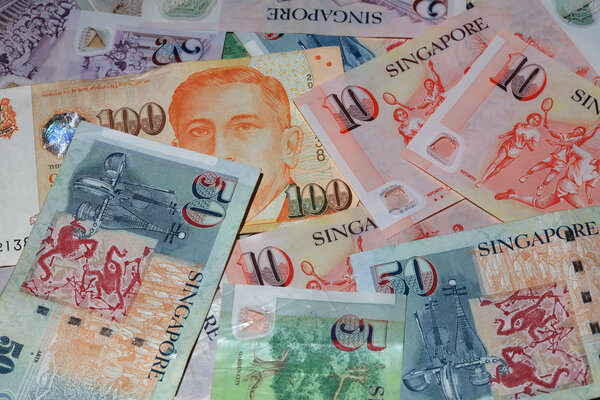 Стек различных банкнот сингапурского доллара
