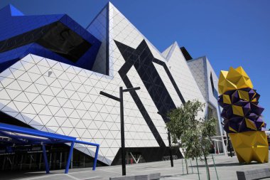 Perth, Avustralya - 21 Aralık 2012: Perth Arena, Perth 'in merkezinde yer alan bir spor ve eğlence alanıdır. Batı Avustralya. Wellington Caddesi 'nde yer alır ve Kasım 2012' de açılmıştır. Tam kapasitesi 15.500 kişi. Avusturalya