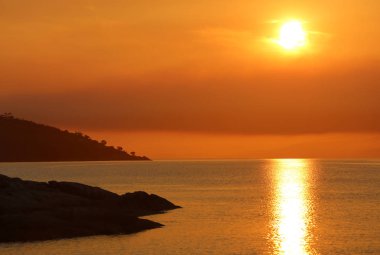 Freycinet Ulusal Parkı 'ndaki Balayı Koyu' nda gün batımı. Tazmanya. Avusturalya