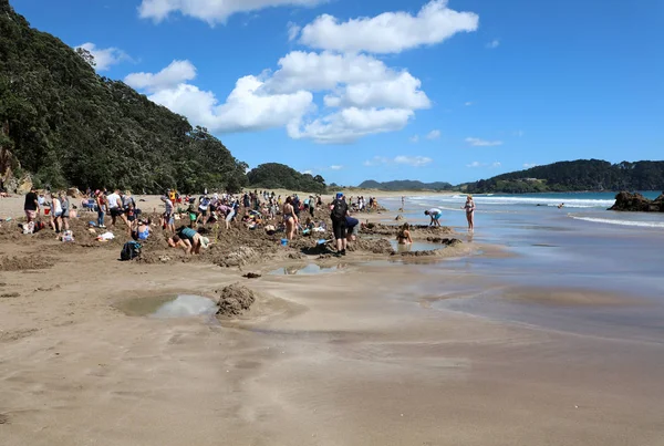 2019年12月21日 新西兰 怀蒂安加 热水海滩 人们通过挖掘沙子制作小便池 地下有温泉 只有在低潮时才会渗出 Whitianga 新西兰 — 图库照片