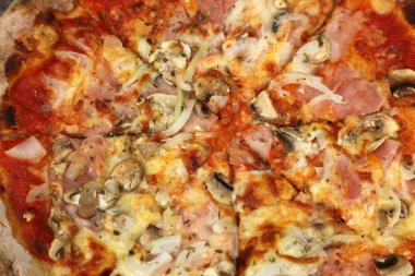 Taze odun, jambonlu pizza, mantar, soğan, domates ve peynirli.