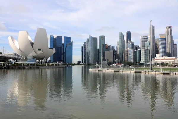 Singapur, Singapur Cumhuriyeti, 16 Aralık 2019: Sanat Müzesi ve Gökdelenler ikonik simgeleriyle Singapur 'daki Marina Körfezi Bölgesi' ne bakın