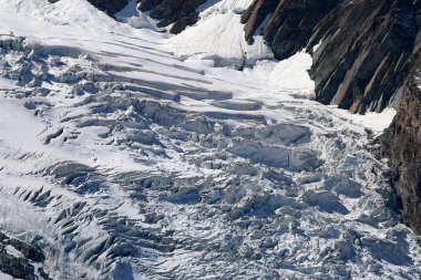 Matterhorn Dağı 'ndaki buzul. Zermatt. İsviçre