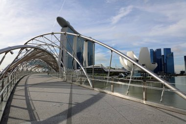 Singapur, Singapur Cumhuriyeti, 16 Aralık 2019: Singapur Marina Körfezi Bölgesi Helix Köprüsü, Marina Körfezi Oteli ve Sanat Müzesi ikonik simgeleriyle