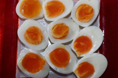 Siyah bir tabakta haşlanmış yumurta.