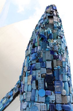 Singapur, Singapur Cumhuriyeti - 16 Aralık 2019: Marina Sands 'deki Sanat Bilimleri Müzesi' nin önündeki Bruges Balinası Gökdeleni. Gökdelen, okyanustan çıkartılan ve Stüdyo KCA tarafından üretilen 5 ton plastik atık.