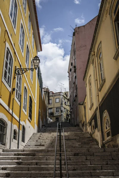 Straße im barrio alto lisbon — Stockfoto