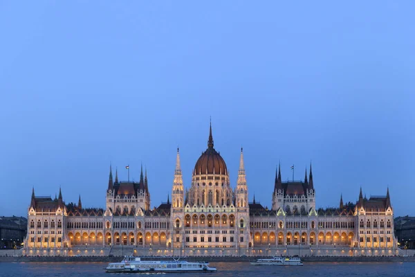 Parlamento húngaro iluminado ao entardecer — Fotografia de Stock
