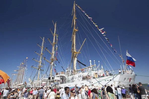 Mir en el Tall Ship Festival Lisboa — Foto de Stock