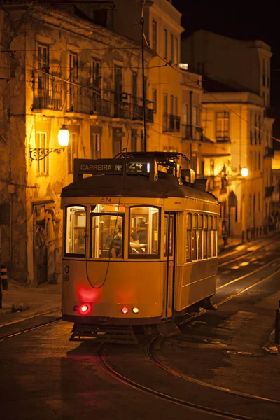 Lisabonské tramvaj v noci ve čtvrti Alfama — Stock fotografie