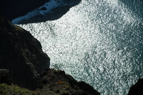 Vulkanische rots en oceaan — Stockfoto