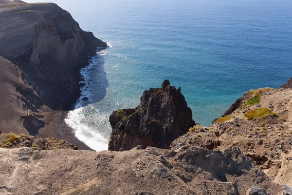 Vulkanische rots en oceaan — Stockfoto