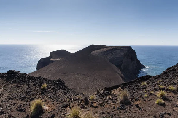 Vulkanische rots en oceaan — Stockfoto