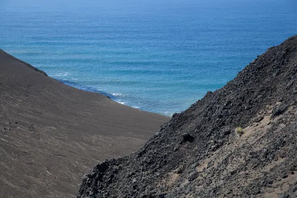 Vulkanische rots en oceaan — Stockfoto