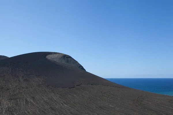 Roca volcánica y océano —  Fotos de Stock