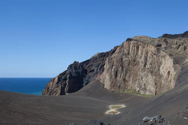 Roca volcánica y océano —  Fotos de Stock