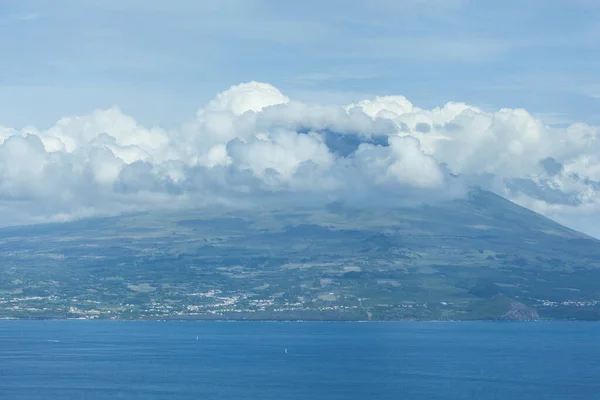 Вид на острів Піко з Фейал, Азорс, Португалія. — стокове фото