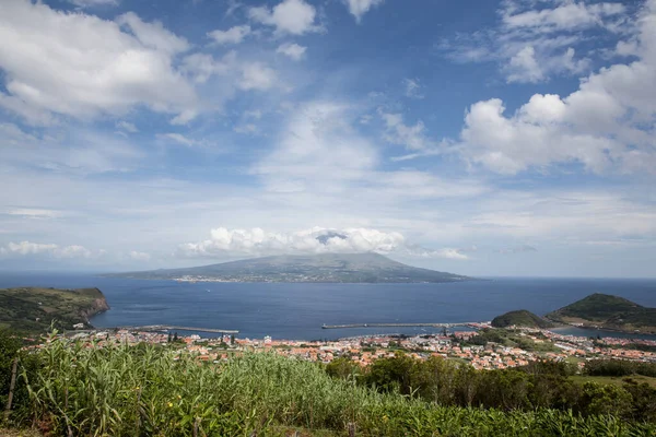 Вид на острів Піко з Фейал, Азорс, Португалія. — стокове фото
