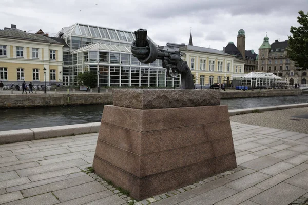 Gewaltfreiheit Denkmal, malmö, schweden — Stockfoto
