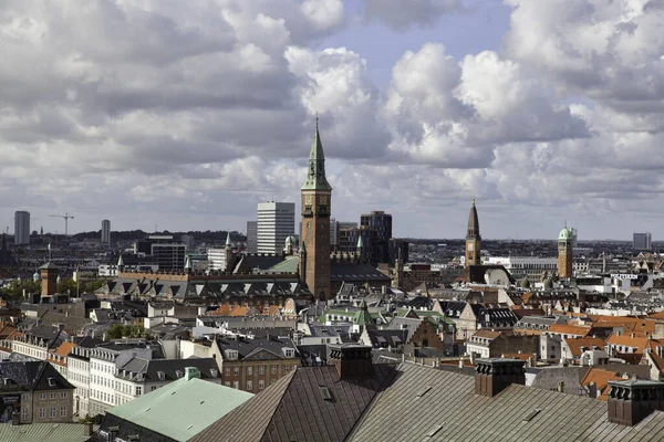コペンハーゲン市役所とのスカイライン — ストック写真