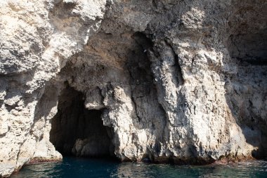 Kristal Göl Mağaraları, Comino, Malta