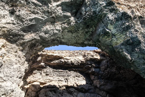 Crystal Lagoon arch, Комино, Мальта — стоковое фото